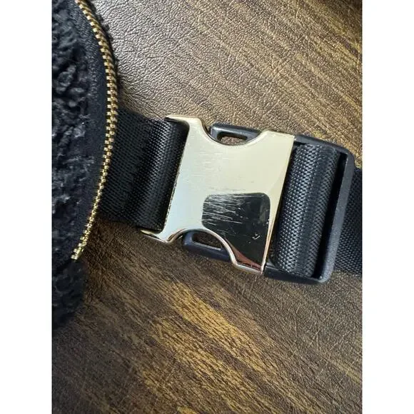 Lululemon Everywhere Black Sherpa Fleece Travel Belt Bag - Picture 4 of 8